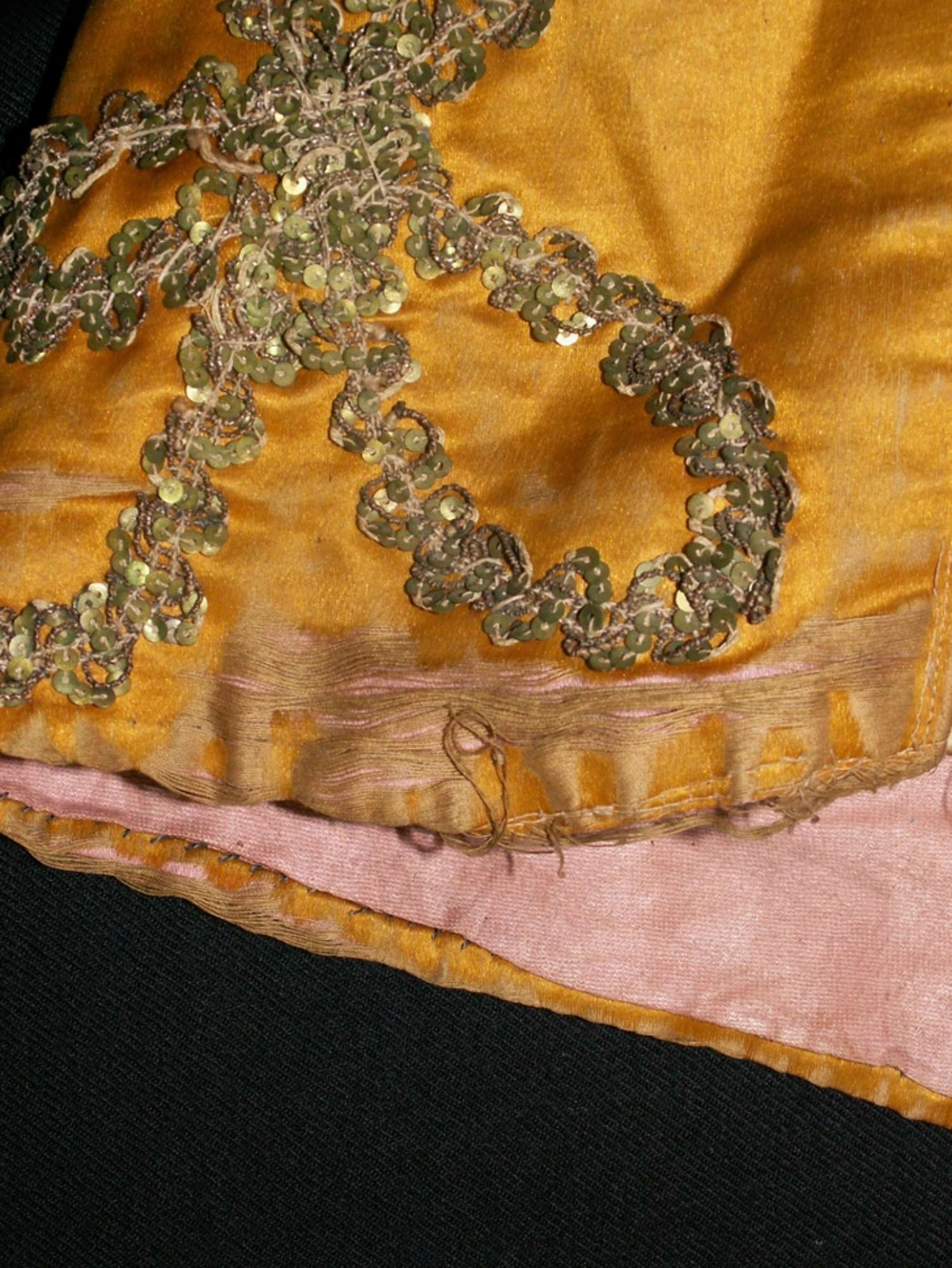 Particolare del degrado della gonna prima del restauro